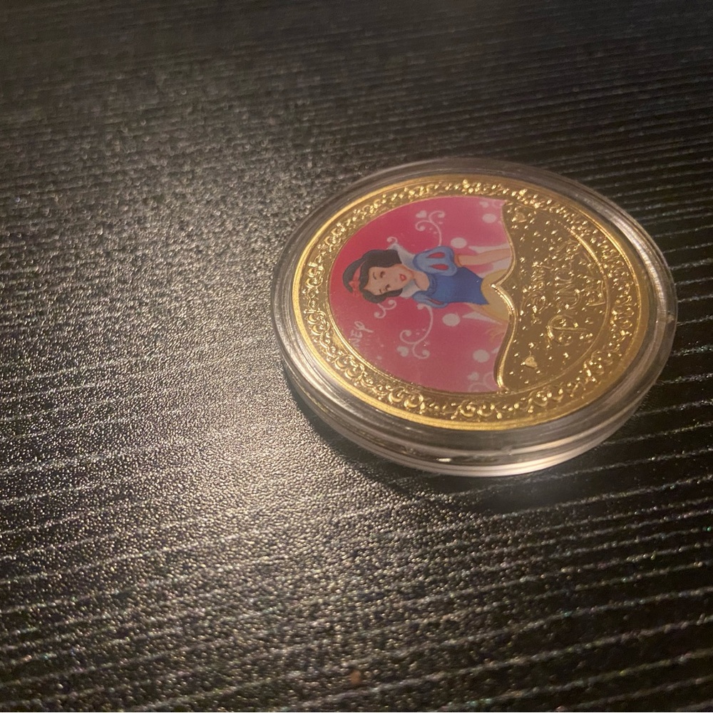 Disney Gold Commemorative Coin - Picture 6 of 8